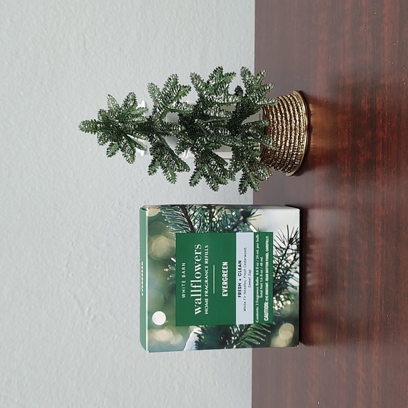 Bath & Body Works White Barn EVERGREEN + HOLIDAY & Scent Control Wallflower Set - Picture 3 of 6